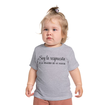 Baby T-Shirt "Soy la respuesta de la oración de mi mamá" – Spanish Faith Infant Tee