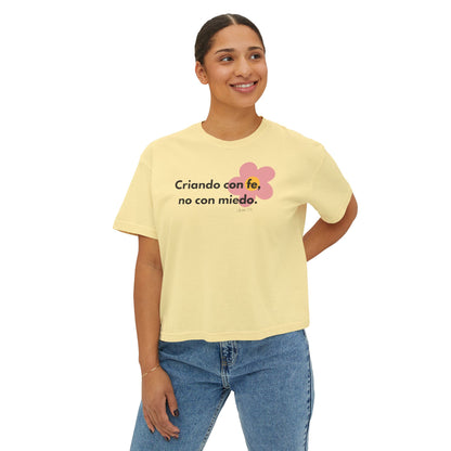 Boxy Tee — "Criando con fe, no con miedo" Floral Spanish Faith Tee