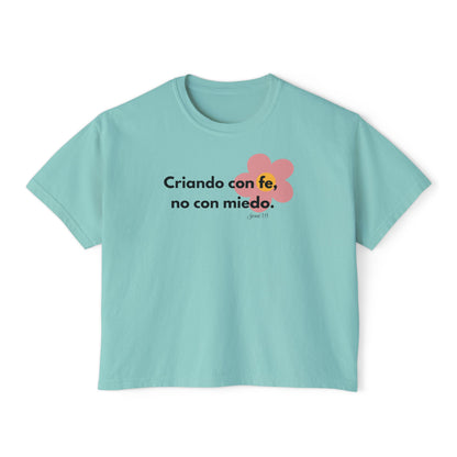 Boxy Tee — "Criando con fe, no con miedo" Floral Spanish Faith Tee